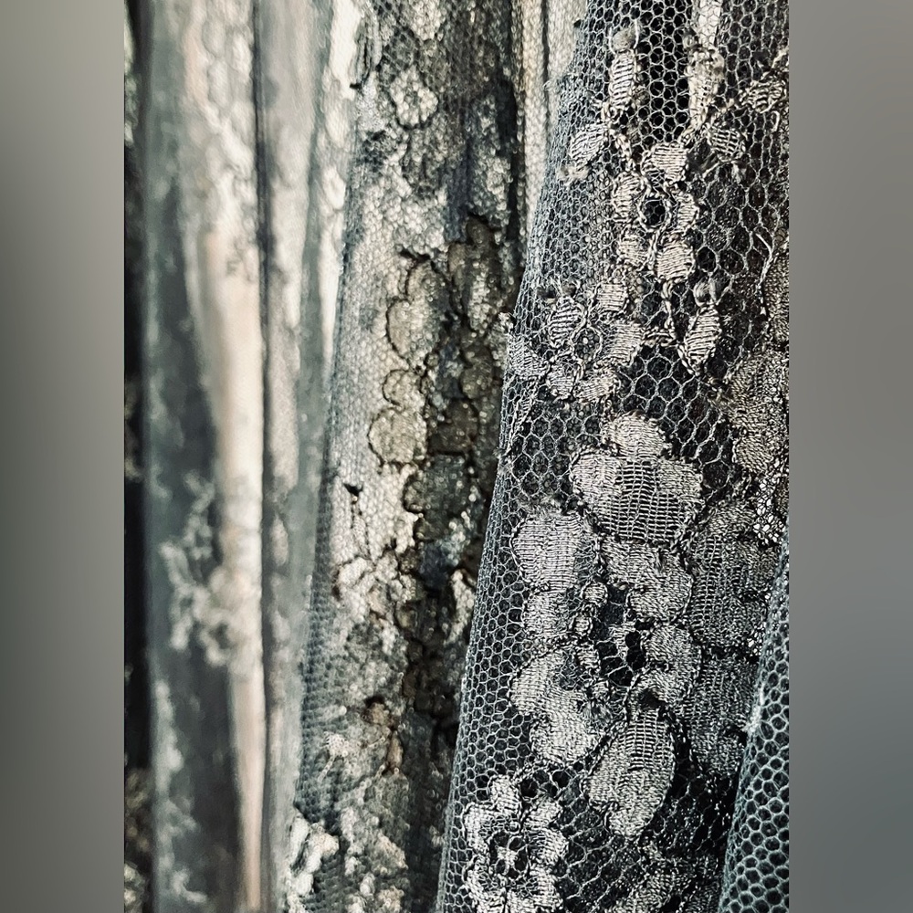 Brand New Gorgeous Rosamosario Anthracite Lace Short Robe w/Long Black Silk Tie - Picture 5 of 11